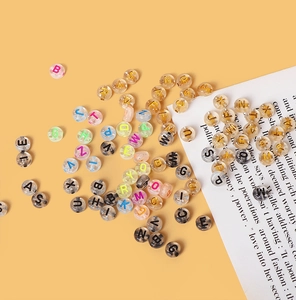 Makroaufnahme bunter Acryl-Buchstabenperlen für DIY-Schmuck und Halsketten