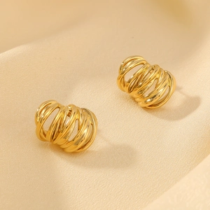 Boucles d'oreilles créoles dorées 18 carats avec un design minimaliste multicouche torsadé