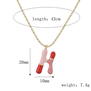 Spécifications de taille pour un collier doré avec pendentif en émail H rouge et rose