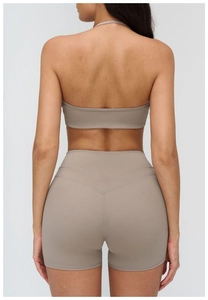 Détail de l'ensemble de yoga taupe avec haut dos nu et short taille haute en V