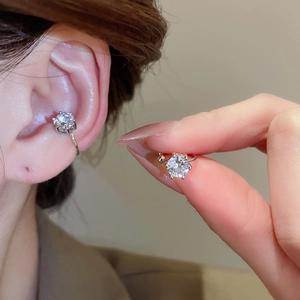 Nahaufnahme der funkelnden Zirkonia-Ohrklemmen in Silber mit klassischer Sechskantfassung
