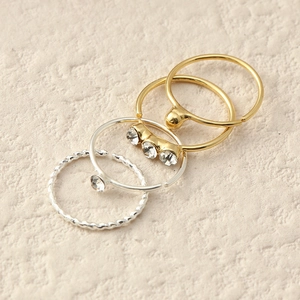 Set di anelli da naso alla moda con perle dorate e strass argentati in un gruppo