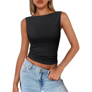 Top senza maniche nero attillato da donna abbinato a jeans a vita alta alla moda