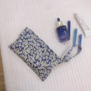 Mini borsa in cotone a fiori blu con manico per cosmetici e piccoli oggetti personali