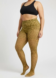 Détail du collant léopard à taille haute en tissu élastique porté par un mannequin grande taille
