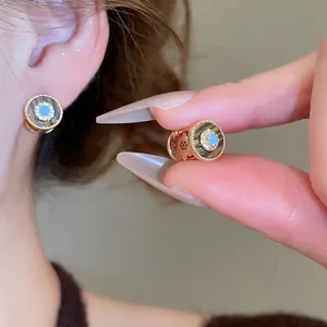 18K vergoldete Sonnen-Ohrringe mit blauem Zirkon, Muscheleinlage und Retro-Perlenrand