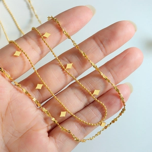 Collana a doppio strato in acciaio inossidabile dorato con eleganti ciondoli a rombo