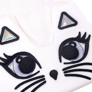Berretto bianco in maglia per donna con ricamo gatto e orecchie olografiche riflettenti