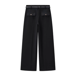 Dettaglio del retro dei pantaloni neri a gamba larga con tasche a patta e cintura sottile