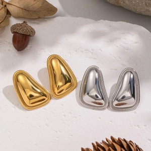 Μίνιμαλ τριγωνικά σκουλαρίκια σε χρυσό και ασήμι με ανάγλυφες λεπτομέρειες