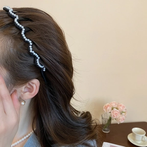Detail of wavy pearl headband on model, showcasing elegant vintage style and fit