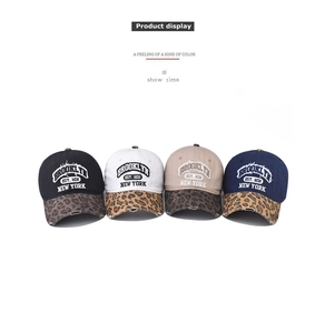Vue détaillée de quatre casquettes Brooklyn avec visières léopard en diverses couleurs