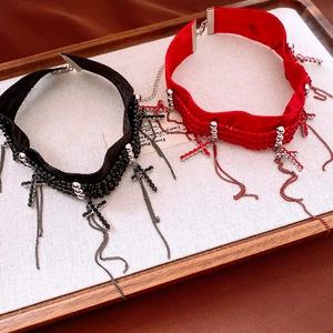 Détail de chokers gothiques en velours avec strass brillants et pendentifs croix