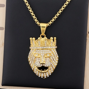 Detail eines goldenen Löwenkopf-Anhängers mit Strasssteinen und passender Box-Kette