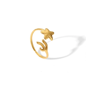 Dettaglio ravvicinato dell'anello regolabile con stella marina e corallo placcato oro 18K