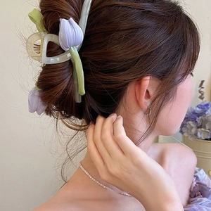 Eleganter Tulpen-Haarclip aus lila Stoff und Harz für Damen-Hochsteckfrisuren im Haar