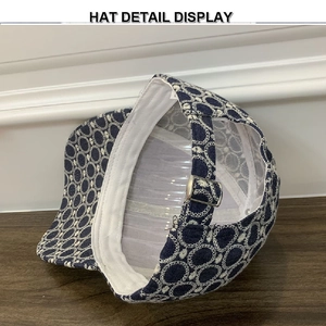 Détails de l'intérieur de la casquette avec boucle en métal et broderies rondes