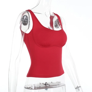 Detail eines roten, schmal geschnittenen Tanktops mit Falten am Ausschnitt und Rippstrick