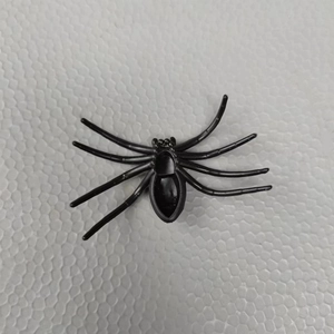 Ragno finto in plastica nera per decorazioni di Halloween e scherzi vari