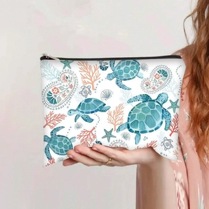 Détail d'une grande trousse à maquillage en toile avec tortues de mer et coraux