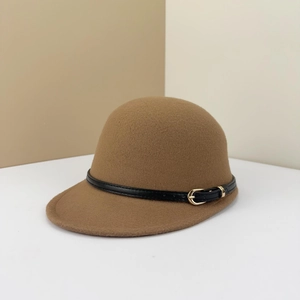 Casquette de baseball vintage en laine marron avec bride en cuir noir et boucle dorée chic
