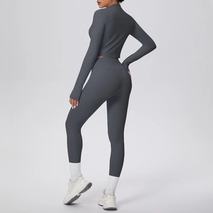 Vue arrière de l'ensemble de yoga avec taille haute et coutures sculptantes