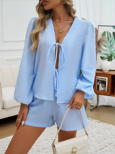 Dettaglio del set a due pezzi celeste strutturato con top a maniche lunghe e pantaloncini