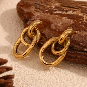 Boucles d'oreilles géométriques torsadées en forme d'O en acier inoxydable plaqué or 18 carats