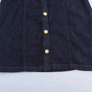 Donkerblauwe denim mini-jurk met gouden metalen knopen en oranje contrasterende stiksels