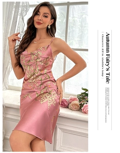 Détails d'une robe en satin rose à col bénitier avec des motifs floraux délicats