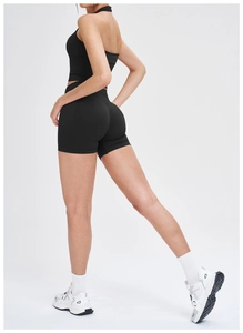Détail du short froncé à taille haute montrant l'effet galbant pour le fitness