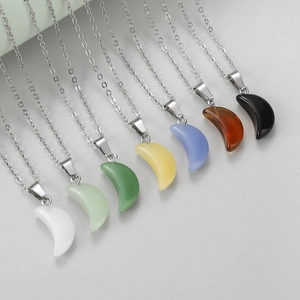 Gepolijste halve maan hanger kettingen van gekleurde hars met zilveren ketting, 7 stuks