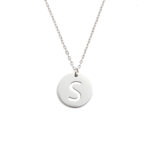 Gros plan du collier en acier inoxydable poli avec pendentif rond lettre S ajourée