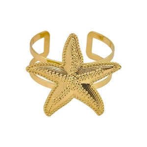 Gouden open armband met een getextureerde zeester en een maritieme uitstraling