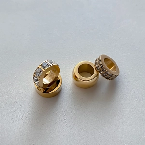 Ensemble de breloques cylindriques en acier doré poli et perles en strass brillant