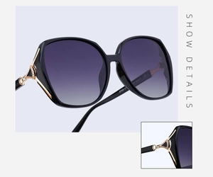 Détail de lunettes de soleil carrées avec charnières dorées et cristaux incrustés