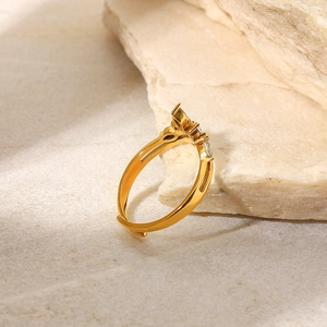 Détail macro d'une bague plaquée or 18 carats avec zircons sur pierre beige