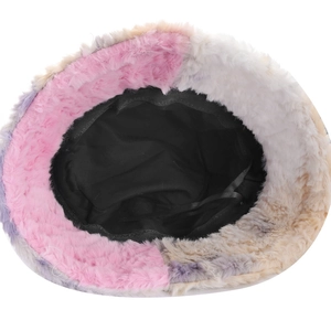 Détail macro du chapeau bob en peluche arc-en-ciel avec doublure et cordon ajustable
