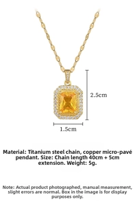 Détail du pendentif carré en zircon jaune avec micro-pavage blanc et chaîne dorée élégante