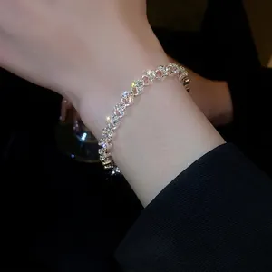 Elegant Heart Shaped Linked Bracelet For Women Silver Tone Alloy Pave Cubic Zirconia Sparkling Fashion Jewelry