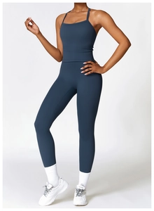 Détail de l'ensemble de yoga bleu marine avec brassière de sport et legging taille haute