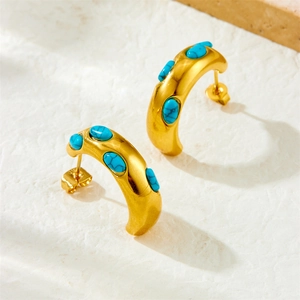 Minimalist gold-plated C-shaped earrings with turquoise stones in a boho style