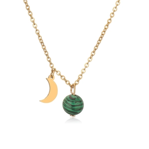 Détail du collier croissant de lune doré avec pierre de malachite verte sur fond blanc uni