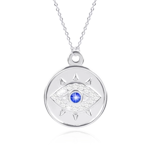 Détail macro du pendentif Evil Eye en argent avec pierre bleue et cristaux sur chaîne fine