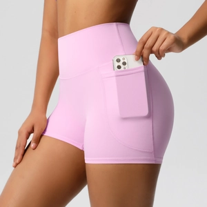 Détail du short de yoga rose clair à taille haute avec poche latérale pour téléphone