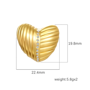 Boucles d'oreilles cœur plaquées or 18 carats avec zircon et texture nervurée