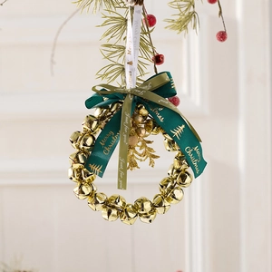 Weihnachtskranz mit goldenen Metallglocken, grünen Samtbändern und Merry Christmas-Text