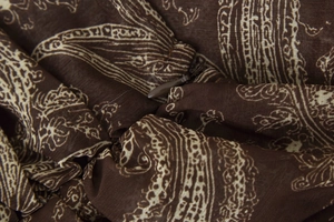 Détail du tissu cachemire marron foncé avec une fermeture éclair invisible de haute qualité