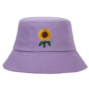 Violetter Fischerhut aus Baumwolle mit Sonnenblumen-Stickerei in der Vorderansicht