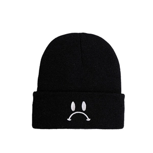 Bonnet en maille noire avec broderie sad face et texture côtelée pour l'hiver